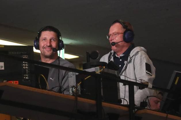 26 09 2025, xgox, Handball Daikin HBL, TSV Hannover Burgdorf HC Erlangen emspor, f l Stefan Kretzschmar as DYN expert with Karsten Petrzika as DYN moderator Hannover