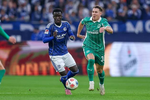 25 09 2025, Football, FC Schalke 04 SpVgg Greuther Fürth, Matchday 7, 2 Fußball Bundesliga, Veltins Arena Gelsenkirchen, Saison 2025 2026 Christian Pierre Louis Gomis Schalke04 07 in duel against Felix Klaus Greuther Fürth 30 DFB regulations prohibit any use of photographs as image sequences and or quasi video Nordrhein Westfalen Germany
