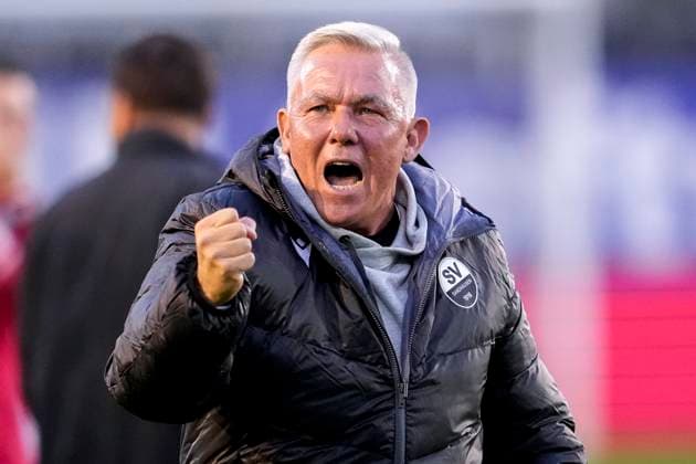 Olaf Janßen Janssen, coach, head coach, SVS , single image, single photo, action, action, gives instructions, gesticulates, gesticulating with arms, cheering, cheering, celebration, joy, rejoice, rejoicing, confident, optimistic, positive, game scene, 26 09 2025, Sandhausen Germany , Football, Regionalliga Südwest, SV Sandhausen Kickers Offenbach xozx