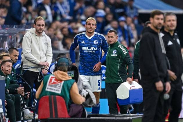 26 09 2025, Soccer, 2 Bundesliga, Season 2025 2026, Matchday 7, FC Schalke 04 SpVgg Greuther Fürth, Timo Becker FC Schalke 04 has to be substituted injured and cries xRHR PHOTO YYx Copyright: KROEGER RHR-FOTOx RHR-FOTO YY
