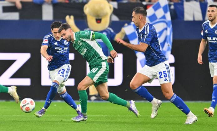 26 09 2025 Soccer Season 2025 2026 2 Soccer Bundesliga 07 Matchday FC Schalke 04 S04 SpVgg Greuther Fürth Kleeblatt Sportfoto Zink xwoxzix DFL regulations prohibit any use of photographs as image sequences and or quasi video only for editorial use Branimir Hrgota 10, SpVgg Greuther Fürth vs Sofiane El Faouzi 23, FC Schalke 04 S04 Nikola Katic 25, FC Schalke 04 S04