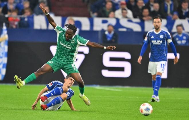 26 09 2025 Soccer Season 2025 2026 2 Soccer Bundesliga 07 Matchday FC Schalke 04 S04 SpVgg Greuther Fürth Kleeblatt Sportfoto Zink xwoxzix DFL regulations prohibit any use of photographs as image sequences and or quasi video only for editorial use Noel Futkeu 9, SpVgg Greuther Fürth Ron Schallenberg 6, FC Schalke 04 S04