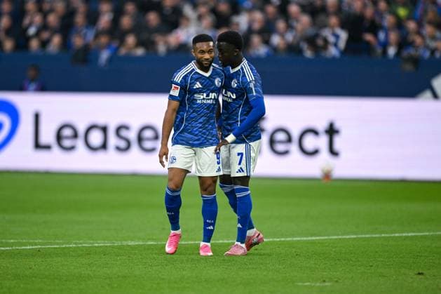 26 09 2025, Football, 2 Bundesliga, Season 2025 2026, Matchday 7, FC Schalke 04 SpVgg Greuther Fürth, Moussa Sylla FC Schalke 04 , Christian Gomis FC Schalke 04 speak, xRHR PHOTO YYx Copyright: KROEGER RHR-FOTOx RHR-FOTO YY