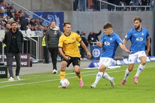 26 09 2025, xpfrx, Soccer 2 Bundesliga, SV Darmstadt 98 Dynamo Dresden v l Konrad Faber SG Dynamo Dresden Leon Klassen SV Darmstadt 98 Zweikampf, Aktion, action, battle for the ball DFL DFB REGULATIONS PROHIBIT ANY USE OF PHOTOGRAPHS as IMAGE SEQUENCES and or QUASI VIDEO Darmstadt