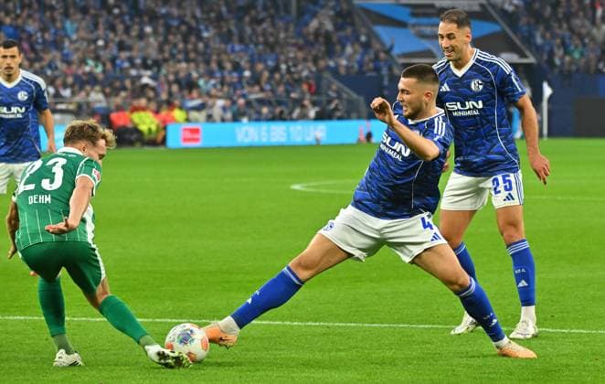 26 09 2025 Soccer Season 2025 2026 2 Soccer Bundesliga 07 Matchday FC Schalke 04 S04 SpVgg Greuther Fürth Kleeblatt Sportfoto Zink MeZi xmeoxzix DFL regulations prohibit any use of photographs as image sequences and or quasi video only for editorial use Jannik Dehm 23, SpVgg Greuther Fürth Hasan Kurucay 4, FC Schalke 04 S04, right