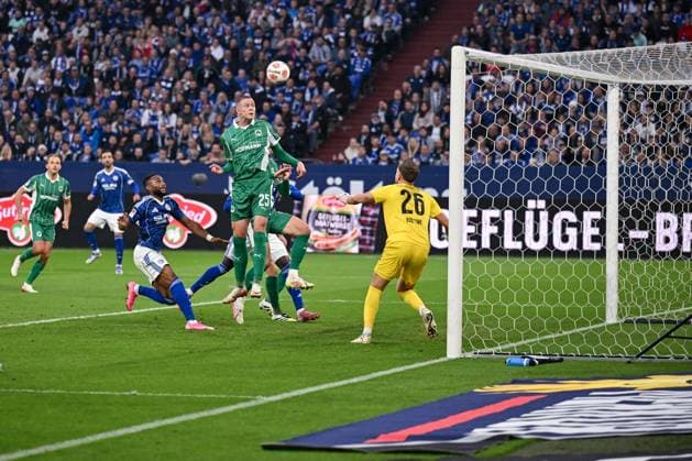 26 09 2025, Soccer, 2 Bundesliga, Season 2025 2026, Matchday 7, FC Schalke 04 SpVgg Greuther Fürth, Jakob Engel SpVgg Greuther Fürth clears the ball, xRHR PHOTO YYx Copyright: KROEGER RHR-FOTOx RHR-FOTO YY