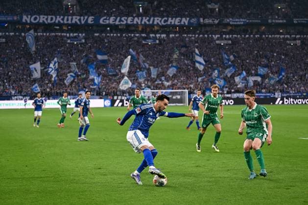26 09 2025, Football, 2 Bundesliga, Season 2025 2026, Matchday 7, FC Schalke 04 SpVgg Greuther Fürth, Kenan Karaman FC Schalke 04 , Luca Itter SpVgg Greuther Fürth xRHR PHOTO YYx Copyright: KROEGER RHR-FOTOx RHR-FOTO YY