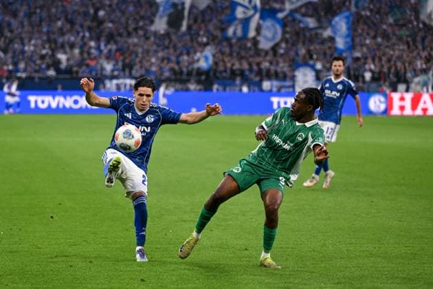 26 09 2025, Soccer, 2 Bundesliga, Season 2025 2026, Matchday 7, FC Schalke 04 SpVgg Greuther Fürth, Soufiane El Faouzi FC Schalke 04 , Noel Futkeu SpVgg Greuther Fürth xRHR PHOTO YYx Copyright: KROEGER RHR-FOTOx RHR-FOTO YY