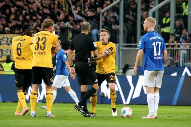 26 09 2025, xpfrx, Soccer 2 Bundesliga, SV Darmstadt 98 Dynamo Dresden v l Niklas Hauptmann SG Dynamo Dresden Referee Referee Patrick Alt DFL DFB REGULATIONS PROHIBIT ANY USE OF PHOTOGRAPHS as IMAGE SEQUENCES and or QUASI VIDEO Darmstadt
