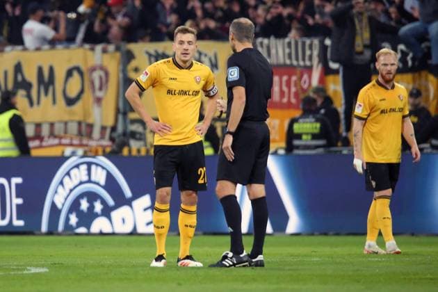 26 09 2025, xpfrx, Soccer 2 Bundesliga, SV Darmstadt 98 Dynamo Dresden v l Niklas Hauptmann SG Dynamo Dresden Referee Referee Patrick Alt DFL DFB REGULATIONS PROHIBIT ANY USE OF PHOTOGRAPHS as IMAGE SEQUENCES and or QUASI VIDEO Darmstadt
