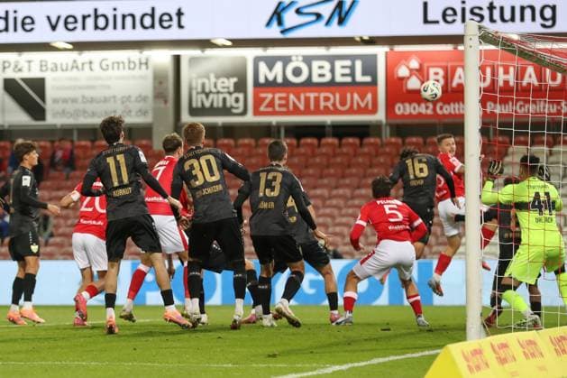 26 09 2025, xtgx, Fußball 3 Liga, FC Energie Cottbus VfB Stuttgart II emspor, v l Erik Engelhardt Cottbus, 18 schiesst Tor, Torschuetze, erzielt Tor, Treffer, scores the goal 1 0 DFL DFB REGULATIONS PROHIBIT ANY USE OF PHOTOGRAPHS as IMAGE SEQUENCES and or QUASI VIDEO Cottbus
