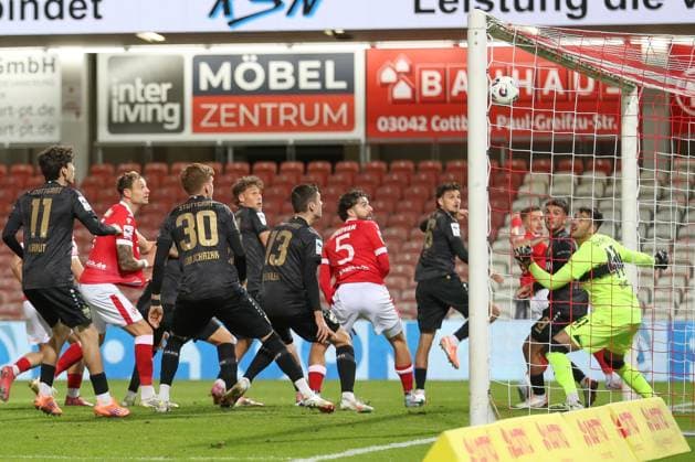 26 09 2025, xtgx, Fußball 3 Liga, FC Energie Cottbus VfB Stuttgart II emspor, v l Erik Engelhardt Cottbus, 18 schiesst Tor, Torschuetze, erzielt Tor, Treffer, scores the goal 1 0 DFL DFB REGULATIONS PROHIBIT ANY USE OF PHOTOGRAPHS as IMAGE SEQUENCES and or QUASI VIDEO Cottbus