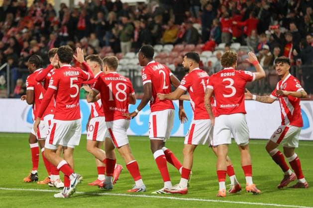 26 09 2025, xtgx, Fußball 3 Liga, FC Energie Cottbus VfB Stuttgart II emspor, v l Erik Engelhardt Cottbus, 18 Jubel, Torjubel, jubelt ueber das Tor, celebrate the goal, celebration DFL DFB REGULATIONS PROHIBIT ANY USE OF PHOTOGRAPHS as IMAGE SEQUENCES and or QUASI VIDEO Cottbus