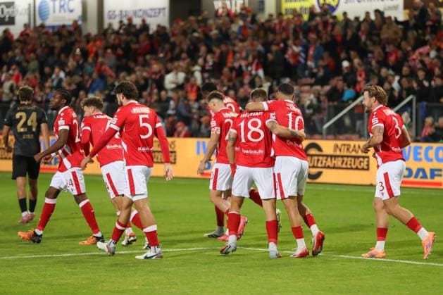 26 09 2025, xtgx, Fußball 3 Liga, FC Energie Cottbus VfB Stuttgart II emspor, v l Erik Engelhardt Cottbus, 18 Jubel, Torjubel, jubelt ueber das Tor, celebrate the goal, celebration DFL DFB REGULATIONS PROHIBIT ANY USE OF PHOTOGRAPHS as IMAGE SEQUENCES and or QUASI VIDEO Cottbus