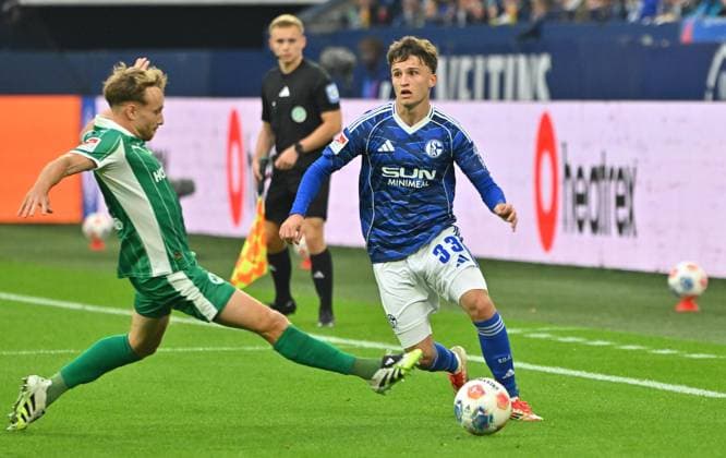 26 09 2025 Soccer Season 2025 2026 2 Soccer Bundesliga 07 Matchday FC Schalke 04 S04 SpVgg Greuther Fürth Kleeblatt Sportfoto Zink MeZi xmeoxzix DFL regulations prohibit any use of photographs as image sequences and or quasi video only for editorial use Jannik Dehm 23, SpVgg Greuther Fürth Vitalie Becker 33, FC Schalke 04 S04, right