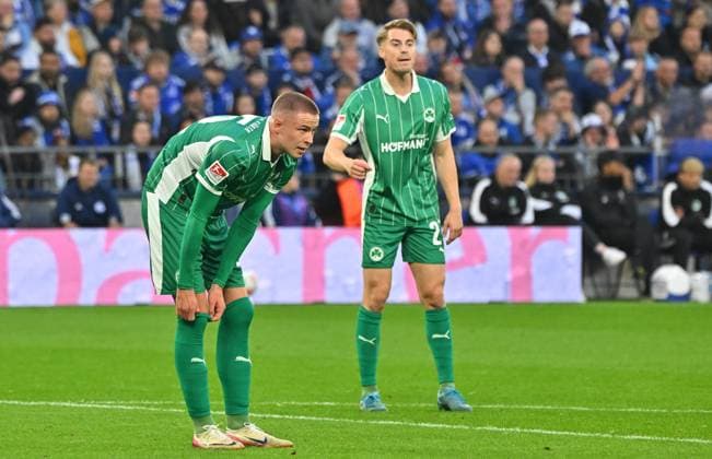 26 09 2025 Soccer Season 2025 2026 2 Soccer Bundesliga 07 Matchday FC Schalke 04 S04 SpVgg Greuther Fürth Kleeblatt Sportfoto Zink MeZi xmeoxzix DFL regulations prohibit any use of photographs as image sequences and or quasi video only for editorial use Brynjar Ingi Bjarnason 25, SpVgg Greuther Fürth Gian Luca Gian Luca Itter 27, SpVgg Greuther Fürth, right disappointed disappointment