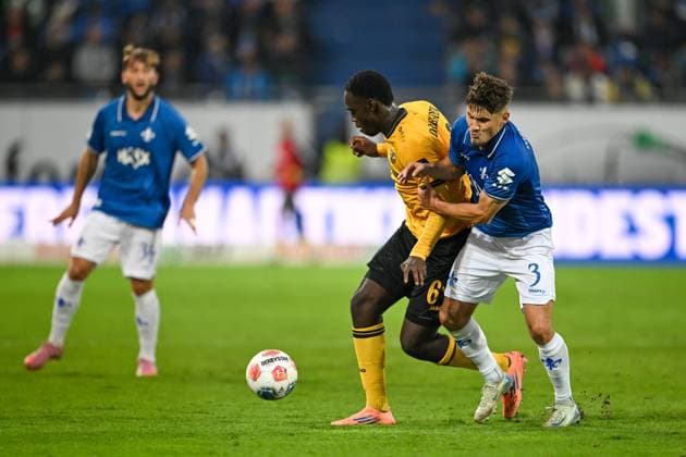 Kofi Amoako Dynamo Dresden, 06 in duel with Leon Klassen SV Darmstadt 1898, 03 , GER, SV Darmstadt 98 vs Dynamo Dresden, Football, Bundesliga 2, Matchday 7, Season 2025 2026, 26 09 2025 DFL REGULATIONS PROHIBIT ANY USE OF PHOTOGRAPHS AS IMAGE SEQUENCES AND OR QUASI VIDEO GER, SV Darmstadt 98 vs Dynamo Dresden, Football, Bundesliga 2, Matchday 7, Season 2025 2026, 26 09 2025 Darmstadt Copyright: xEibner-Pressefoto FlorianxWiegandx EP_FWD