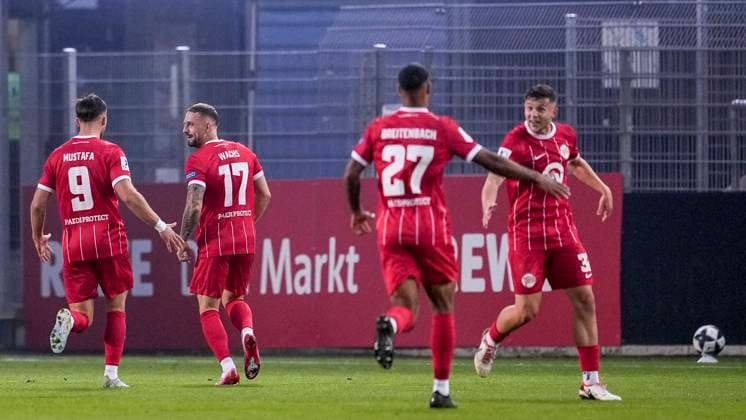 from left Valdrin Mustafa OFC, 9 , Marc Wachs OFC, 17 , Jayson Breitenbach OFC, 27 , Vincent Moreno Giesel OFC, 32 , players of Kickers Offenbach, celebrate the goal to 1 1, jubilation, goal celebration, celebrate the goal, goal, celebration, cheers about the goal, rejoicing, joy, rejoices, optimistic, positive, game scene, highlight, action, 26 09 2025, Sandhausen Germany , football, Regionalliga Südwest, SV Sandhausen Kickers Offenbach xozx