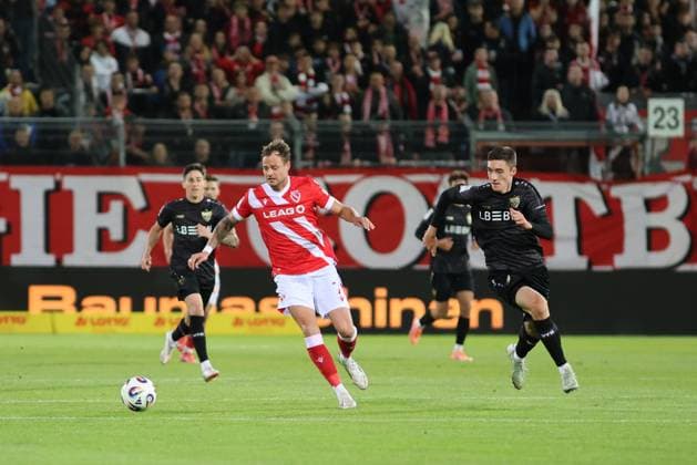 7 Timmy Thiele Energie Cottbus, l , 13 Tim Köhler Stuttgart Football 3 Liga 2025 2026 FC Energie Cottbus VfB Stuttgart II