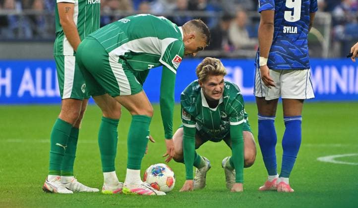 26 09 2025 Soccer Season 2025 2026 2 Soccer Bundesliga 07 Matchday FC Schalke 04 S04 SpVgg Greuther Fürth Kleeblatt Sportfoto Zink MeZi xmeoxzix DFL regulations prohibit any use of photographs as image sequences and or quasi video only for editorial use Philipp Ziereis 4, SpVgg Greuther Fürth Marco John 24, SpVgg Greuther Fürth, rechts