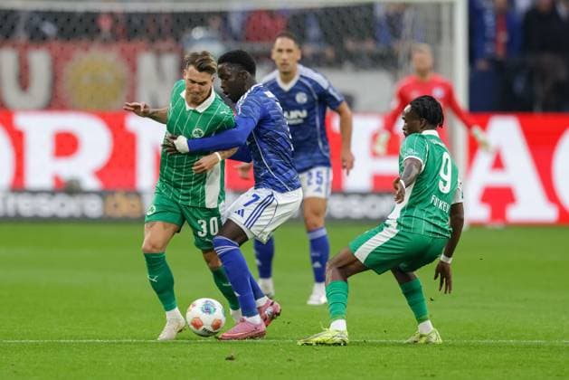 Gelsenkirchen, Germany, 26 09 25 Christian Gomis FC Schalke 04 , Felix Klaus SpVgg Greuther Fürth and Noel Futkeu SpVgg Greuther Fürth fighting for the ball during the 2 Bundesliga match between FC Schalke 04 SpVgg Greuther Fürth at Veltins Arena on September 26, 2025 in Gelsenkirchen, Germany Gelsenkirchen Veltins Arena Germany Copyright: xStefanxBrauer Brauer-Fotoagenturx