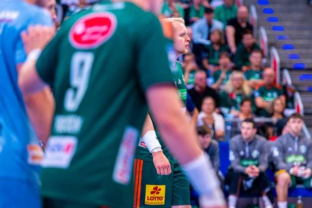 Justus Fischer TSV Hannover Burgdorf, No. 54 v l , TSV Hannover Burgdorf green against HC Erlangen light blue on matchday 6 of the 2025 2026 season in the DAIKIN Handball Bundesliga 26 09 2025, ZAG Arena Hannover, GER , Copyright: xJanxGuentherx xTSVxHannover-Burgdorfx