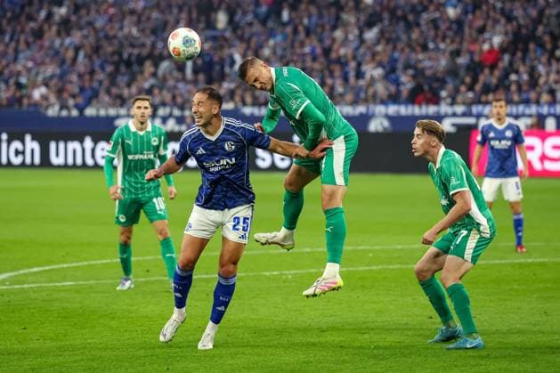 Gelsenkirchen, Germany, 26 09 25 Nikola Katic FC Schalke 04 and Philipp Ziereis SpVgg Greuther Fürth fighting for the ball during the 2 Bundesliga match between FC Schalke 04 SpVgg Greuther Fürth at Veltins Arena on September 26, 2025 in Gelsenkirchen, Germany Gelsenkirchen Veltins Arena Germany Copyright: xStefanxBrauer Brauer-Fotoagenturx