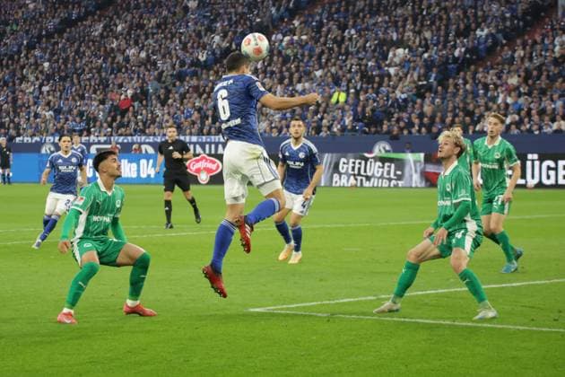 26 09 2025, xgrfx, Soccer 2 Bundesliga, FC Schalke 04 SpVgg Greuther Fuerth v l Ron Schallenberg FC Schalke 04 DFL DFB REGULATIONS PROHIBIT ANY USE OF PHOTOGRAPHS as IMAGE SEQUENCES and or QUASI VIDEO Gelsenkirchen