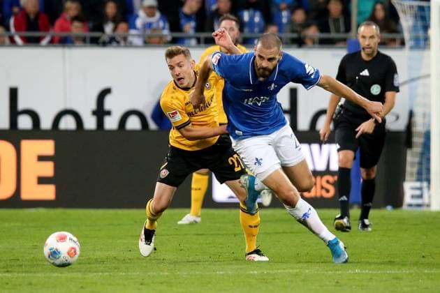 26 09 2025, xpfrx, Soccer 2 Bundesliga, SV Darmstadt 98 Dynamo Dresden v l Niklas Hauptmann SG Dynamo Dresden Aleksandar Vukotic SV Darmstadt 98 Zweikampf, Aktion, action, battle for the ball DFL DFB REGULATIONS PROHIBIT ANY USE OF PHOTOGRAPHS as IMAGE SEQUENCES and or QUASI VIDEO Darmstadt