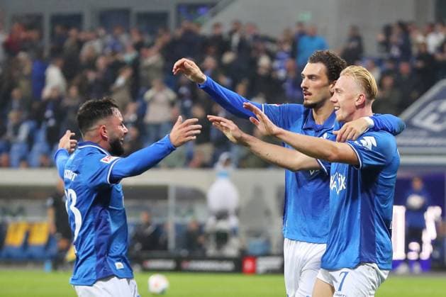 26 09 2025, xtvx, Soccer 2 Bundesliga, SV Darmstadt 98 Dynamo Dresden v l Goal scored, Goal to 1 0 Isac Lidberg SV Darmstadt 98 Torjubel, Goal celebration, celebrate the goal, celebrates scoring Fraser Hornby SV Darmstadt 98 Isac Lidberg SV Darmstadt 98 DFL DFB REGULATIONS PROHIBIT ANY USE OF PHOTOGRAPHS as IMAGE SEQUENCES and or QUASI VIDEO Darmstadt