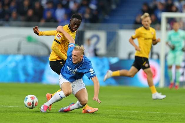 Darmstadt, Merck Stadion am Böllenfalltor, 26 09 2025, Soccer 2 Bundesliga SV Darmstadt 98 SG Dynamo Dresden, Matchday 7, v l Kofi Amoako Dynamo Dresden , Isac Lidberg Darmstadt 98 Darmstadt Merck Stadion am Böllenfalltor Hesse Germany