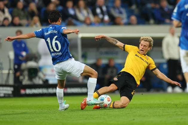 Darmstadt, Merck Stadion am Böllenfalltor, 26 09 2025, Soccer 2 Bundesliga SV Darmstadt 98 SG Dynamo Dresden, Matchday 7, v l Hiroki Akiyama Darmstadt 98 , Jonas Oehmichen Dynamo Dresden Darmstadt Merck Stadion am Böllenfalltor Hessen Germany