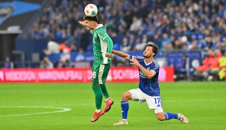26 09 2025 Soccer Season 2025 2026 2 Soccer Bundesliga 07 Matchday FC Schalke 04 S04 SpVgg Greuther Fürth Kleeblatt Sportfoto Zink xwoxzix DFL regulations prohibit any use of photographs as image sequences and or quasi video only for editorial use Aaron Keller 16, SpVgg Greuther Fürth Adrian Gantenbein 17, FC Schalke 04 S04