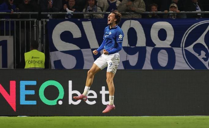 26 09 2025, xdcx, Soccer 2 Bundesliga, SV Darmstadt 98 SG Dynamo Dresden, emonline, emspor, despor, v l , Goal celebration, celebrate the goal DFL DFB REGULATIONS PROHIBIT ANY USE OF PHOTOGRAPHS AS IMAGE SEQUENCES AND OR QUASI VIDEO Copyright: HMBxMedia Claus