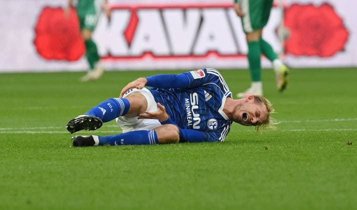 Injury Timo Becker FC Schalke 04 26 09 2025, Soccer 2 Bundesliga, Season 2025 2026, 7 Matchday, FC Schalke 04 SpVgg Greuther Fürth DFL regulations prohibit any use of photographs as image sequences and or quasi video Gelsenkirchen Veltins Arena Nordrhein Westfalen Germany Team2