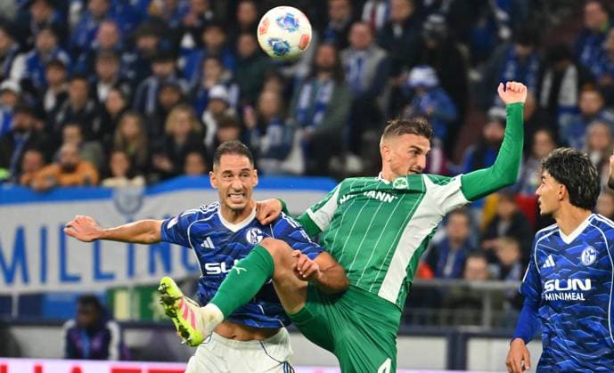 26 09 2025 Soccer Season 2025 2026 2 Soccer Bundesliga 07 Matchday FC Schalke 04 S04 SpVgg Greuther Fürth Kleeblatt Sportfoto Zink xwoxzix DFL regulations prohibit any use of photographs as image sequences and or quasi video only for editorial use Nikola Katic 25, FC Schalke 04 S04 Philipp Ziereis 4, SpVgg Greuther Fürth