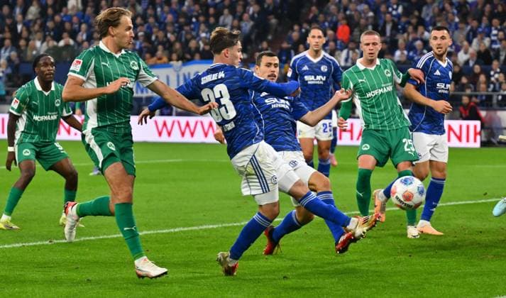 26 09 2025 Soccer Season 2025 2026 2 Soccer Bundesliga 07 Matchday FC Schalke 04 S04 SpVgg Greuther Fürth Kleeblatt Sportfoto Zink xwoxzix DFL regulations prohibit any use of photographs as image sequences and or quasi video only for editorial use Mathias Flaga Olesen 8, SpVgg Greuther Fürth Vitalie Becker 33, FC Schalke 04 S04