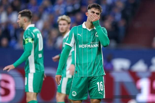 25 09 2025, Football, FC Schalke 04 SpVgg Greuther Fürth, 7 Matchday, 2 Soccer Bundesliga, Veltins Arena Gelsenkirchen, Season 2025 2026 Aaron Keller Greuther Fürth 16 disappointed Disappointment DFB regulations prohibit any use of photographs as image sequences and or quasi video North Rhine-Westphalia Germany