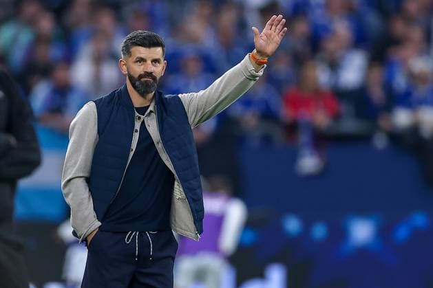 25 09 2025, Fußball, FC Schalke 04 SpVgg Greuther Fürth, 7 Spieltag, 2 Fußball Bundesliga, Veltins Arena Gelsenkirchen, Saison 2025 2026 Head coach Miron Muslic Schalke04 stands gesticulating at the side line Gestik Mimik DFB regulations prohibit any use of photographs as image sequences and or quasi video Nordrhein Westfalen Germany