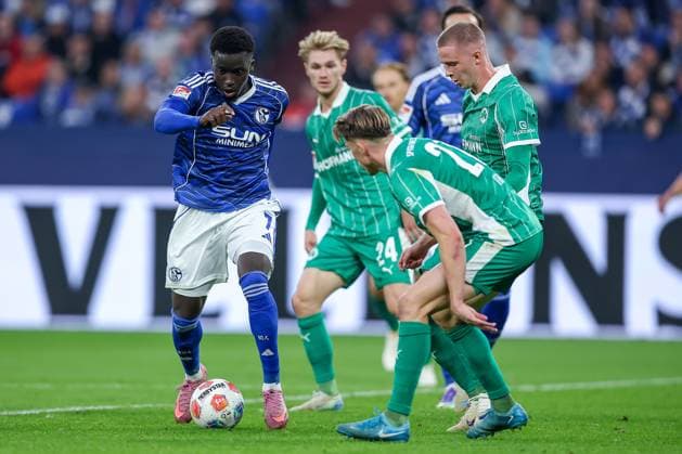 25 09 2025, Football, FC Schalke 04 SpVgg Greuther Fürth, Matchday 7, 2 Fußball Bundesliga, Veltins Arena Gelsenkirchen, Saison 2025 2026 Christian Pierre Louis Gomis Schalke04 07 in duel against Noah König Greuther Fürth 17 Brynjar Ingi Bjarnason Greuther Fürth 25 Luca Itter Greuther Fürth 27 DFB regulations prohibit any use of photographs as image sequences and or quasi video Nordrhein Westfalen Germany