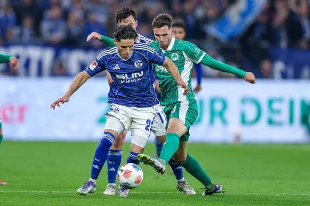 25 09 2025, Football, FC Schalke 04 SpVgg Greuther Fürth, Matchday 7, 2 Fußball Bundesliga, Veltins Arena Gelsenkirchen, Saison 2025 2026 Soufiane El Faouzi Schalke04 23 in duel against Branimir Hrgota Greuther Fürth 10 DFB regulations prohibit any use of photographs as image sequences and or quasi video Nordrhein Westfalen Germany