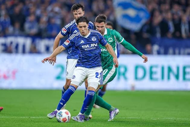 25 09 2025, Football, FC Schalke 04 SpVgg Greuther Fürth, Matchday 7, 2 Fußball Bundesliga, Veltins Arena Gelsenkirchen, Saison 2025 2026 Soufiane El Faouzi Schalke04 23 in duel against Branimir Hrgota Greuther Fürth 10 DFB regulations prohibit any use of photographs as image sequences and or quasi video Nordrhein Westfalen Germany