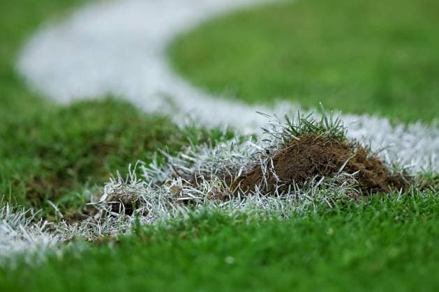 25 09 2025, Football, FC Schalke 04 SpVgg Greuther Fürth, 7 Matchday, 2 Soccer Bundesliga, Veltins Arena Gelsenkirchen, Season 2025 2026 The turf was badly damaged Hole piece line sideline Feature DFB regulations prohibit any use of photographs as image sequences and or quasi video North Rhine-Westphalia Germany