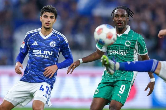 25 09 2025, Football, FC Schalke 04 SpVgg Greuther Fürth, 7 Matchday, 2 Soccer Bundesliga, Veltins Arena Gelsenkirchen, Season 2025 2026 Mertcan Ayhan Schalke04 43 next to Noel Futkeu Greuther Fürth 09 DFB regulations prohibit any use of photographs as image sequences and or quasi video North Rhine-Westphalia Germany