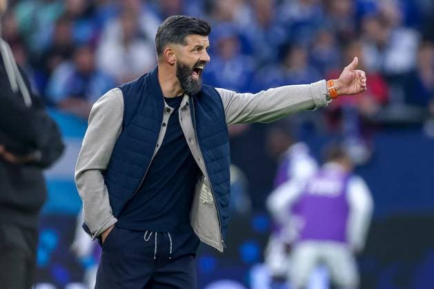 25 09 2025, Fußball, FC Schalke 04 SpVgg Greuther Fürth, 7 Spieltag, 2 Fußball Bundesliga, Veltins Arena Gelsenkirchen, Saison 2025 2026 Head coach Miron Muslic Schalke04 stands gesticulating at the side line Gestik Mimik DFB regulations prohibit any use of photographs as image sequences and or quasi video Nordrhein Westfalen Germany