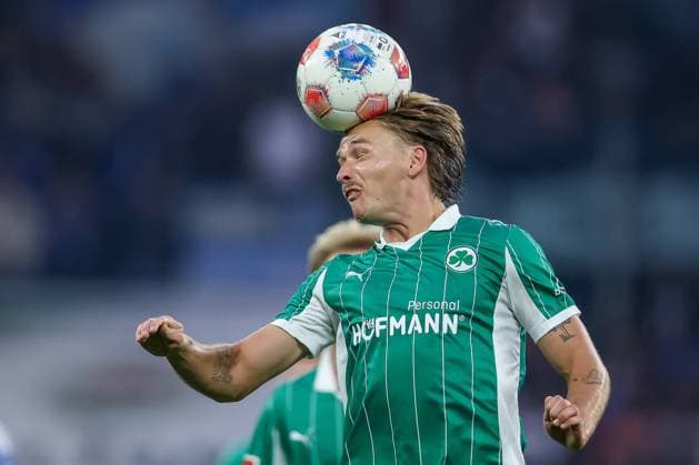 25 09 2025, Football, FC Schalke 04 SpVgg Greuther Fürth, Matchday 7, 2 Fußball Bundesliga, Veltins Arena Gelsenkirchen, Saison 2025 2026 Kopfball Mathias Olesen Greuther Fürth 08 DFB regulations prohibit any use of photographs as image sequences and or quasi video Nordrhein Westfalen Germany