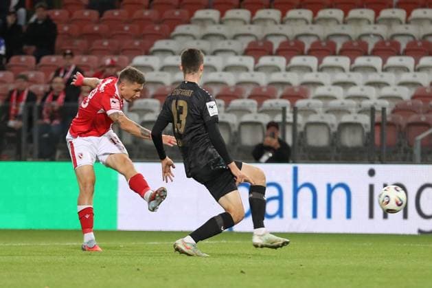 26 09 2025, xtgx, Soccer 3 Liga, FC Energie Cottbus VfB Stuttgart II emspor, v l Erik Engelhardt Cottbus, 18 shot on goal, shoots the ball on goal, shot DFL DFB REGULATIONS PROHIBIT ANY USE OF PHOTOGRAPHS as IMAGE SEQUENCES and or QUASI VIDEO Cottbus
