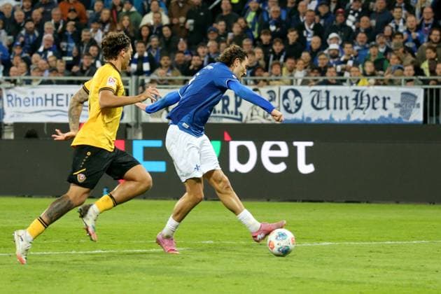 26 09 2025, xpfrx, Fussball 2 Bundesliga, SV Darmstadt 98 Dynamo Dresden v l Fraser Hornby SV Darmstadt 98 Torschuetze, erzielt das Tor, Treffer, scores the goal 2 0 Julian Pauli SG Dynamo Dresden DFL DFB REGULATIONS PROHIBIT ANY USE OF PHOTOGRAPHS as IMAGE SEQUENCES and or QUASI VIDEO Darmstadt