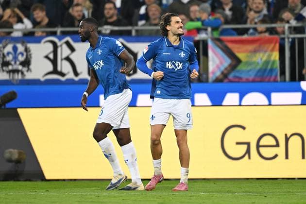 Fraser Hornby SV Darmstadt 1898, 09 celebrates the goal to 2 0, in front Patric Pfeiffer SV Darmstadt 1898, 06 , GER, SV Darmstadt 98 vs Dynamo Dresden, Soccer, 2 Bundesliga, Matchday 7, Season 2025 2026, 26 09 2025 DFL REGULATES PROHIBIT ANY USE OF PHOTOGRAPHS AS IMAGE SEQUENCES AND OR QUASI VIDEO GER, SV Darmstadt 98 vs Dynamo Dresden, Football, 2 Bundesliga, Matchday 7, Season 2025 2026, 26 09 2025 Darmstadt Copyright: xEibner-Pressefoto FlorianxWiegandx EP_FWD