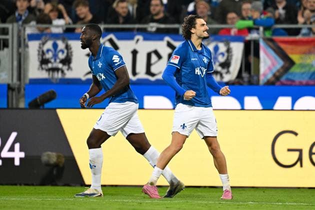 Fraser Hornby SV Darmstadt 1898, 09 celebrates the goal to 2 0, in front Patric Pfeiffer SV Darmstadt 1898, 06 , GER, SV Darmstadt 98 vs Dynamo Dresden, Soccer, 2 Bundesliga, Matchday 7, Season 2025 2026, 26 09 2025 DFL REGULATES PROHIBIT ANY USE OF PHOTOGRAPHS AS IMAGE SEQUENCES AND OR QUASI VIDEO GER, SV Darmstadt 98 vs Dynamo Dresden, Football, 2 Bundesliga, Matchday 7, Season 2025 2026, 26 09 2025 Darmstadt Copyright: xEibner-Pressefoto FlorianxWiegandx EP_FWD